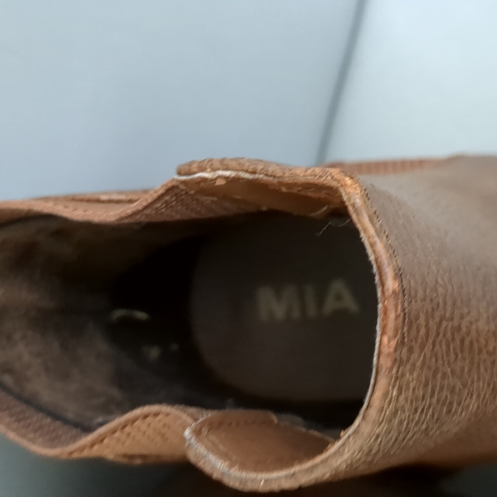 Mia Women's Ribbed Chelsea Boot - Picture 8 of 9